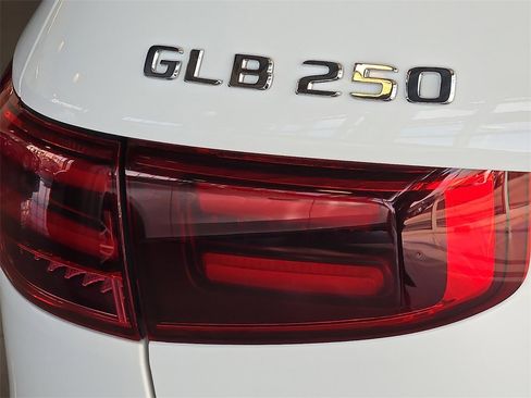 New 2026 Mercedes-Benz GLB 250 image 9