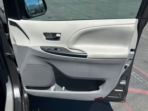 Used 2013 Toyota Sienna SE FWD image 29