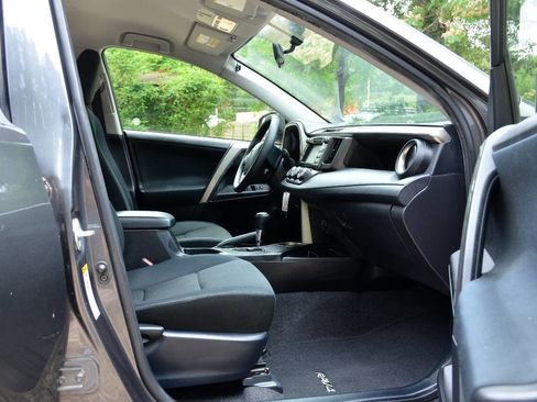 Used 2014 Toyota RAV4 LE AWD/4WD image 11