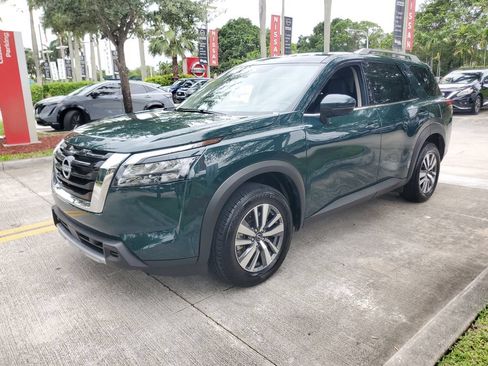 Certified 2025 Nissan Pathfinder SL FWD image 3