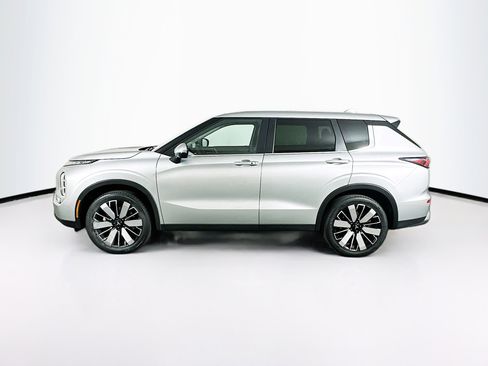 Used 2025 Mitsubishi Outlander SE image 4