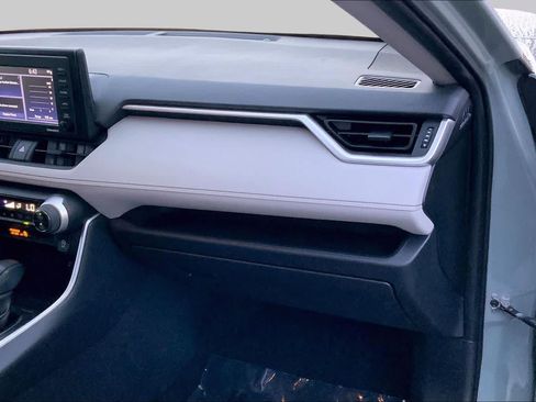 Used 2020 Toyota RAV4 XLE w/ Convenience Package FWD image 18