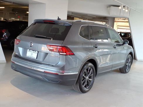 Used 2024 Volkswagen Tiguan SE w/ Panoramic Sunroof Package image 4