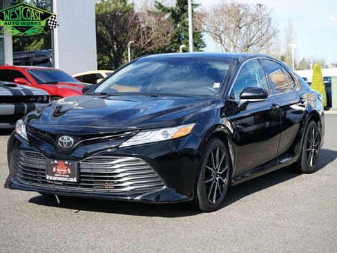Used 2020 Toyota Camry XLE image 1