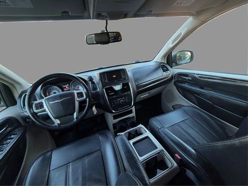 Used 2013 Chrysler Town & Country Touring FWD image 28
