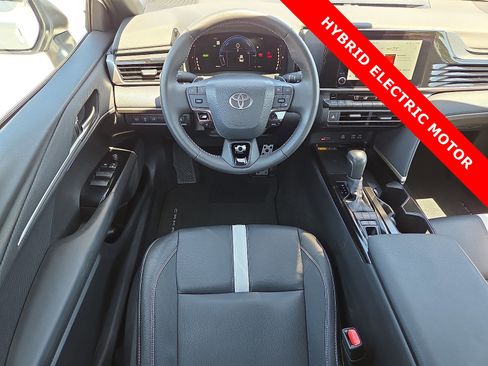 Used 2025 Toyota Camry SE FWD image 11