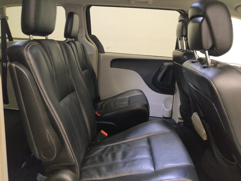 Used 2015 Chrysler Town & Country Touring FWD image 19