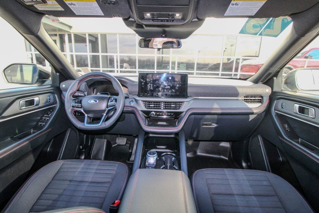 Used 2025 Ford Explorer ST-Line w/ ST-Line Street Pack AWD/4WD image 12