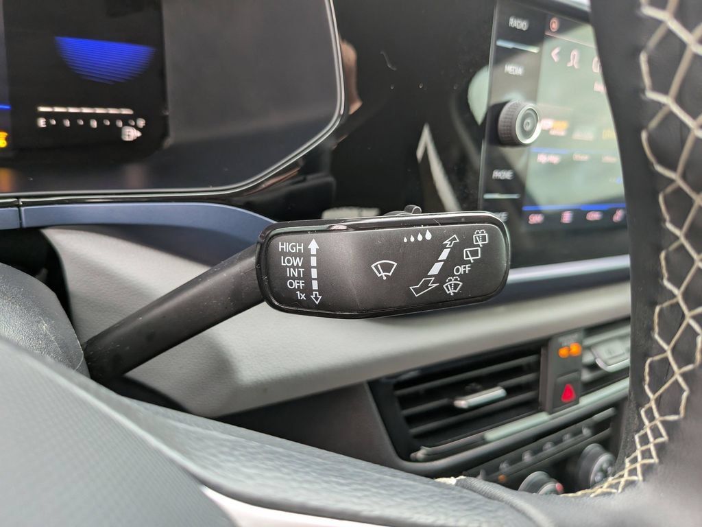 Certified 2023 Volkswagen Taos SE FWD image 31