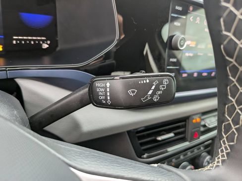 Certified 2023 Volkswagen Taos SE FWD image 31