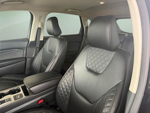 Used 2024 Ford Edge Titanium image 12