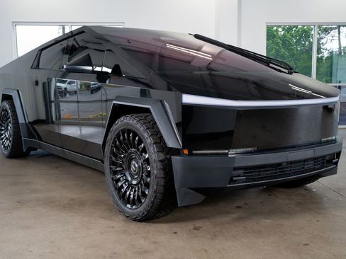 Used 2024 Tesla Cybertruck AWD Crew Cab image 6