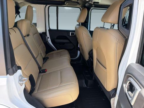 Used 2018 Jeep Wrangler Unlimited Sahara AWD/4WD image 30