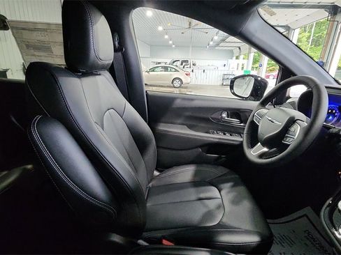 New 2026 Chrysler Pacifica Select image 13