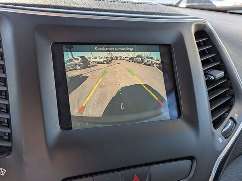 Used 2020 Jeep Cherokee Latitude Plus w/ Cold Weather Group image 24