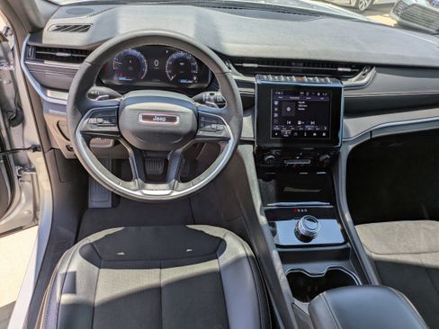 Used 2024 Jeep Grand Cherokee Altitude image 12