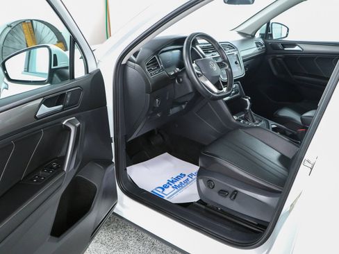 Used 2023 Volkswagen Tiguan SE w/ Panoramic Sunroof Package FWD image 3