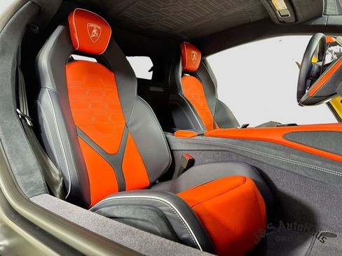 Used 2025 Lamborghini Revuelto AWD/4WD image 36