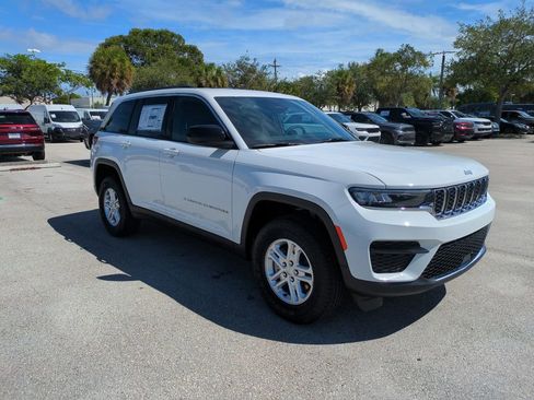 New 2025 Jeep Grand Cherokee Laredo AWD/4WD image 2