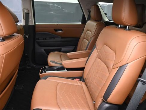 Used 2022 Nissan Pathfinder Platinum w/ Cargo Package image 10