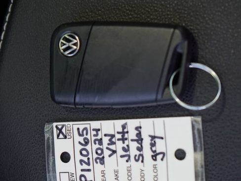 Used 2024 Volkswagen Jetta SE FWD image 33