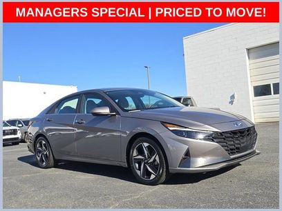 Used 2023 Hyundai Elantra Limited w/ Preferred Accessory Package