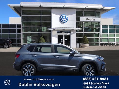 Used 2023 Volkswagen Taos SE w/ Panoramic Sunroof Package FWD image 3