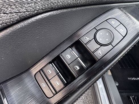 Used 2023 Nissan Rogue SV AWD/4WD image 17