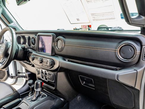 Used 2023 Jeep Gladiator Overland AWD/4WD image 16