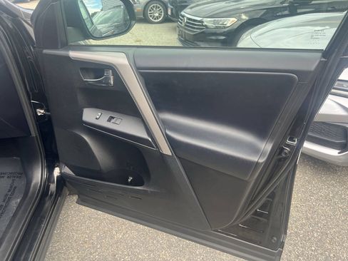 Used 2018 Toyota RAV4 XLE AWD/4WD image 11