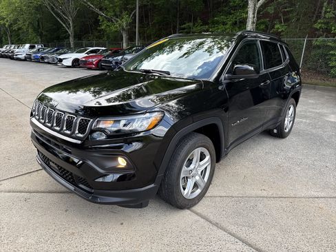 Used 2024 Jeep Compass Latitude AWD/4WD image 3