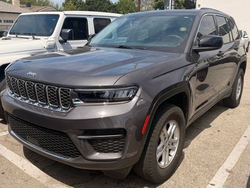 Used 2023 Jeep Grand Cherokee Laredo AWD/4WD image 2
