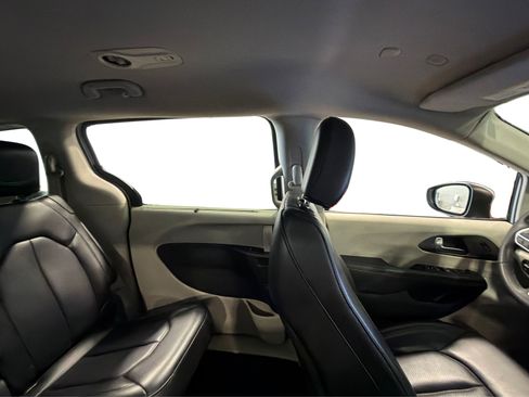 Used 2023 Chrysler Pacifica Touring-L FWD image 43