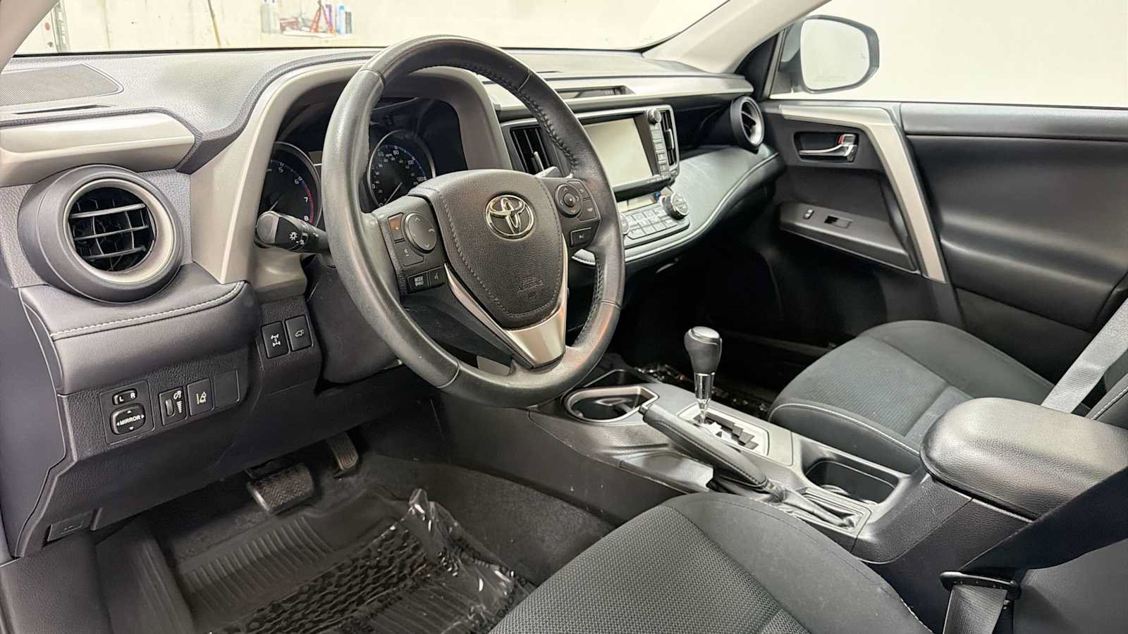 Used 2017 Toyota RAV4 XLE AWD/4WD image 12