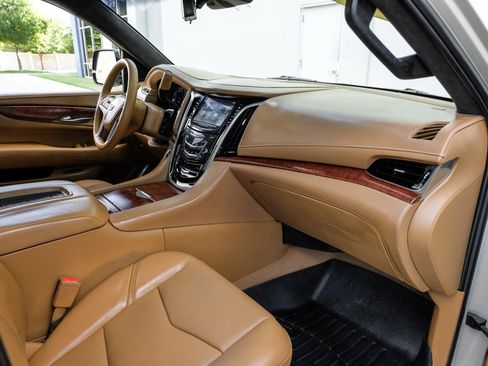 Used 2017 Cadillac Escalade ESV Platinum AWD/4WD image 19