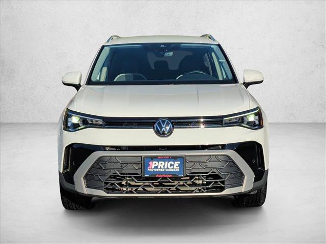 Used 2025 Volkswagen Taos SE AWD/4WD image 2