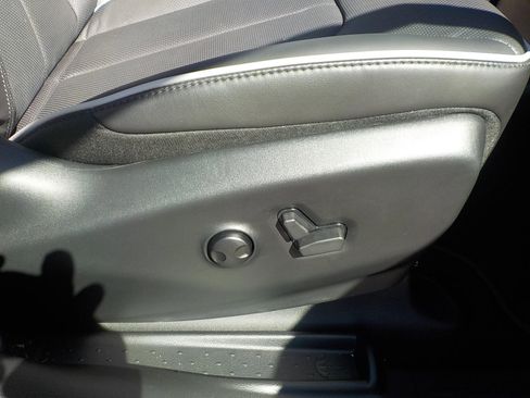 Used 2025 Chrysler Pacifica Premium image 24