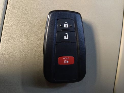 Used 2022 Toyota Highlander XLE FWD image 32