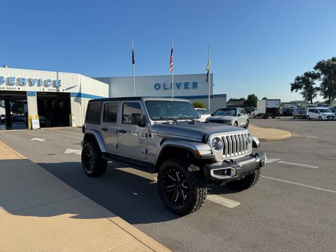 Used 2018 Jeep Wrangler Unlimited Sahara AWD/4WD image 10
