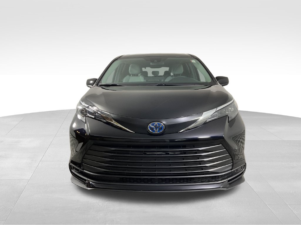 Used 2025 Toyota Sienna LE FWD image 3