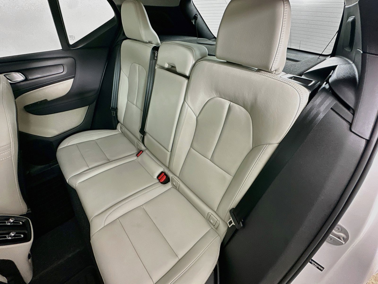Certified 2025 Volvo XC40 B5 Ultra w/ Protection Package AWD/4WD image 35