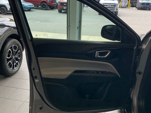Used 2023 Jeep Compass Limited AWD/4WD image 9