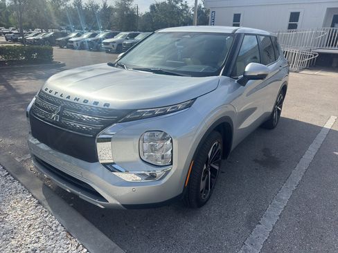Used 2023 Mitsubishi Outlander SE image 2