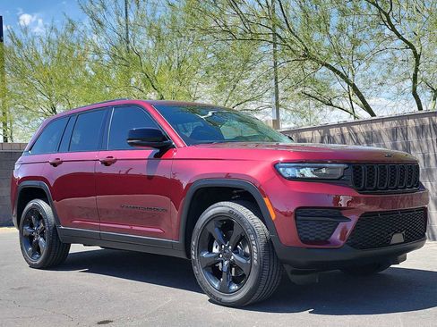 Used 2025 Jeep Grand Cherokee Altitude AWD/4WD image 3
