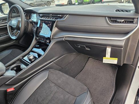 New 2025 Jeep Grand Cherokee Altitude image 37