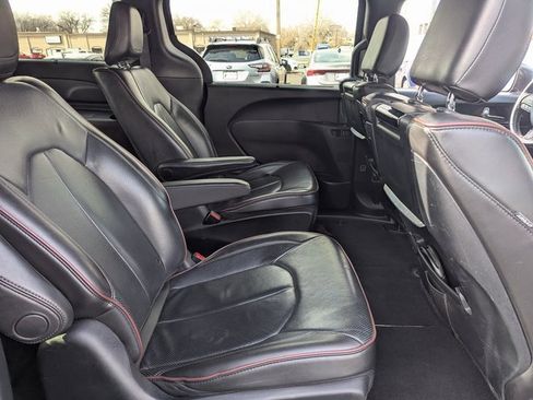 Used 2020 Chrysler Pacifica Limited image 31