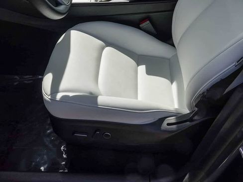 Used 2022 Tesla Model Y Performance image 19