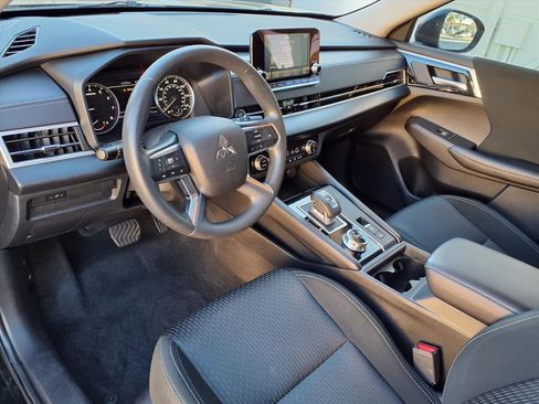 Used 2024 Mitsubishi Outlander ES image 16