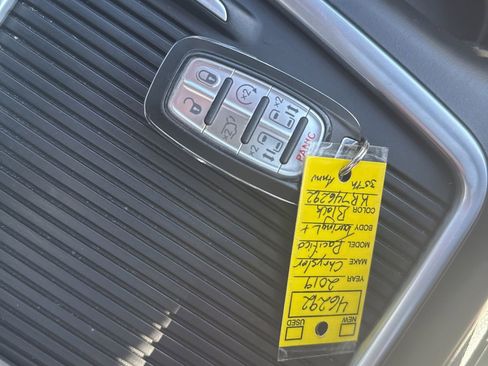 Used 2019 Chrysler Pacifica Touring-L FWD image 15