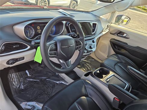 Used 2023 Chrysler Pacifica Touring-L FWD image 20